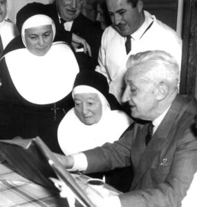 Arturo Illia en su visita al Hospital San Juan de Dios, ya como presidente, en 1963 - Foto: AGN